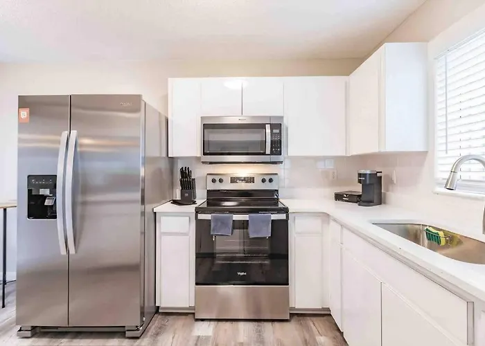 Poolside Oasis-5 Miles From Venice Beach