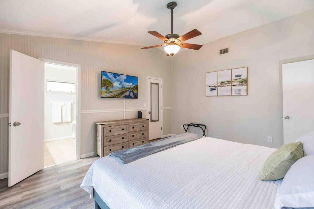 Poolside Oasis-5 Miles From Venice